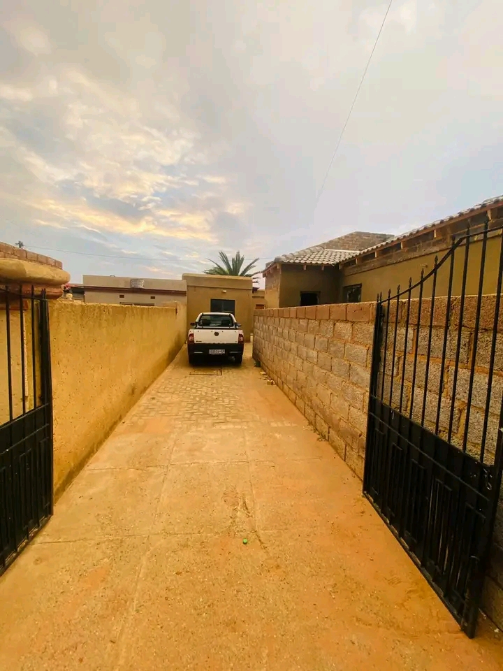 Room and garage available for rental.
phase   in Braamfischer