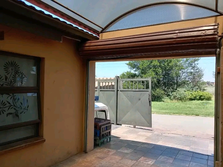 Nice neat house 3 bedroom, sitting room, dinn  in Orlando West