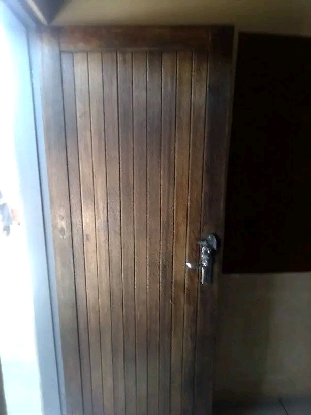 Room to rent at basothong including ceiling a  in Vosloorus