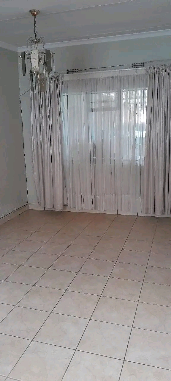 Zone 2, 1 room with fitted built ins, space f  in Pimville