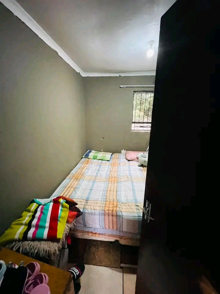 2 bedroom cottage with wardrobe, which kitche  in Norkem Park