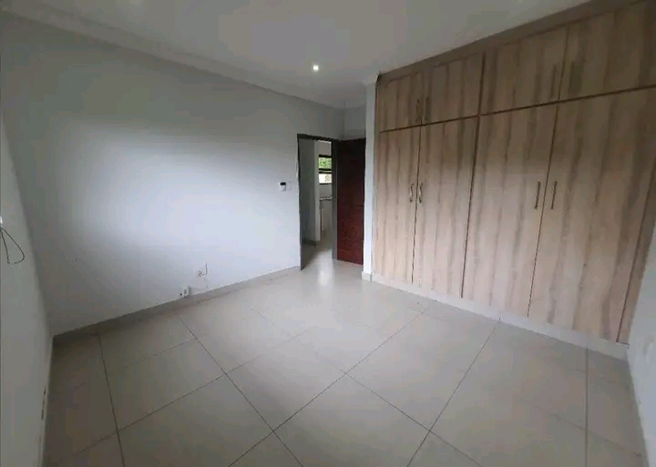 Modern neat clean 1 bedroom apartment on the   in Bezuidenhout Valley