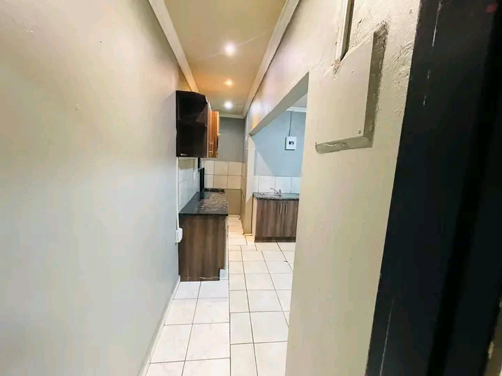 1 spacious bedroom cottage with a fitted wald  in Norkem Park