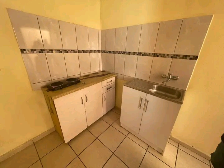 Spacious bachelor consisting of a fitted kitc  in Birch Acres