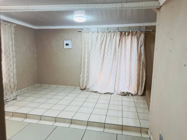 2 fitted bedrooms house coming with a fitted   in Tembisa