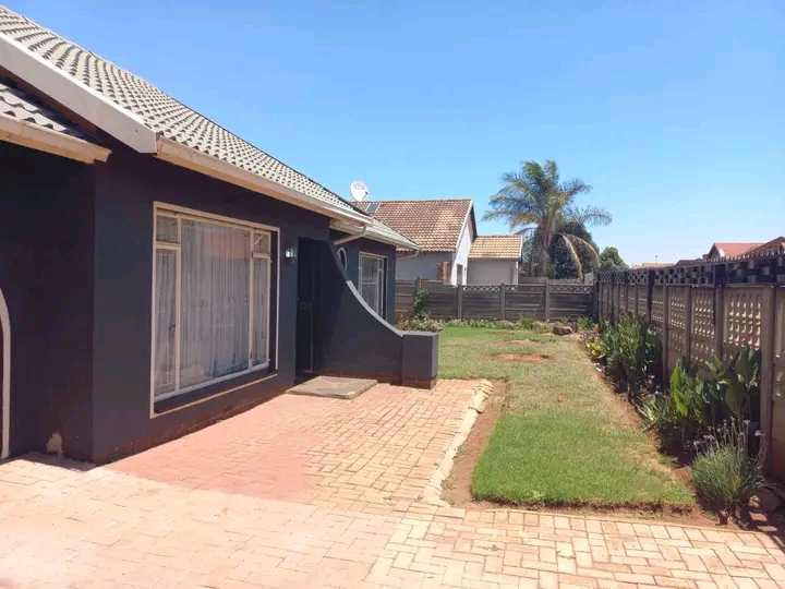House to rent, available immediately

are:   in Vosloorus