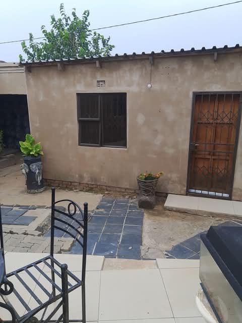 Rooms available to rent at ext.16 if interest  in Tsakane