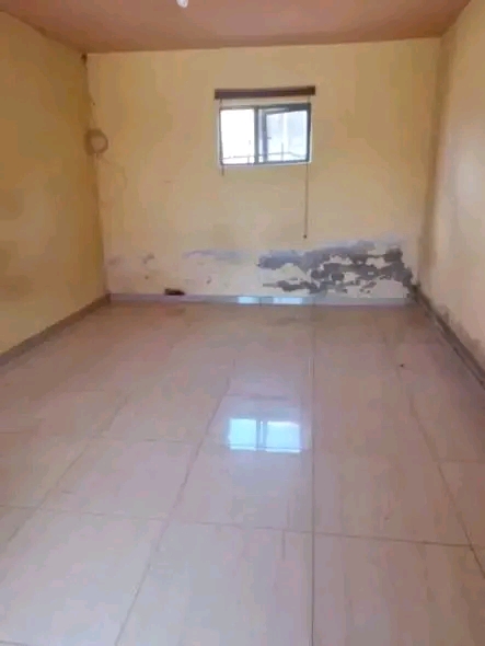 Garage available r2000 , tiles and selling, a  in Orlando East