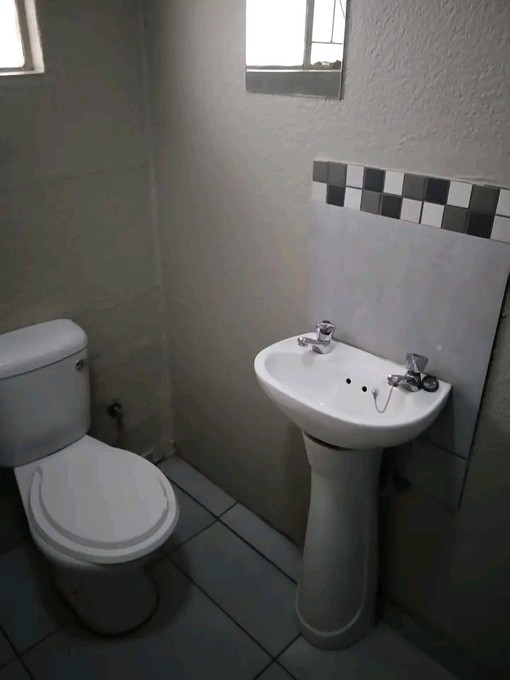 Bachelor unit available for rental at ponong   in Vosloorus