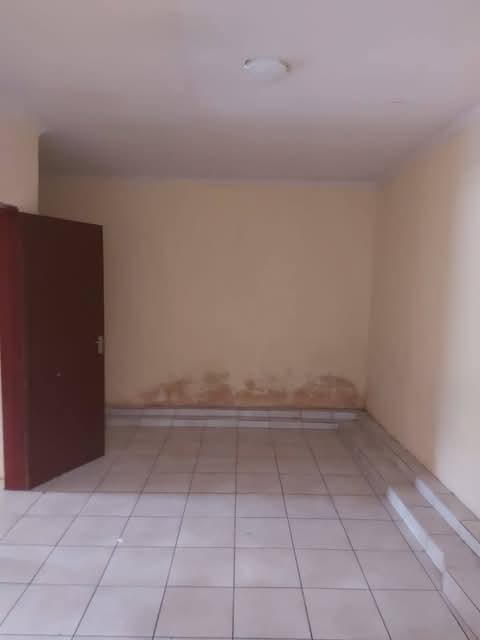 1 spacious bedroom bachelor with fitted kitch  in Birch Acres