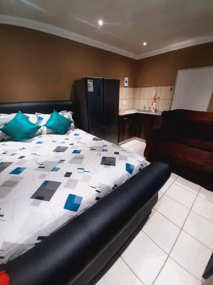 Bachelor to rent for r2500pm+deposit,free wi-  in Spruitview