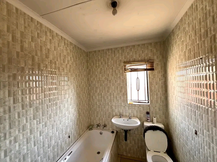 Neat & clean 3 bedroom house available immedi  in Windmill Park