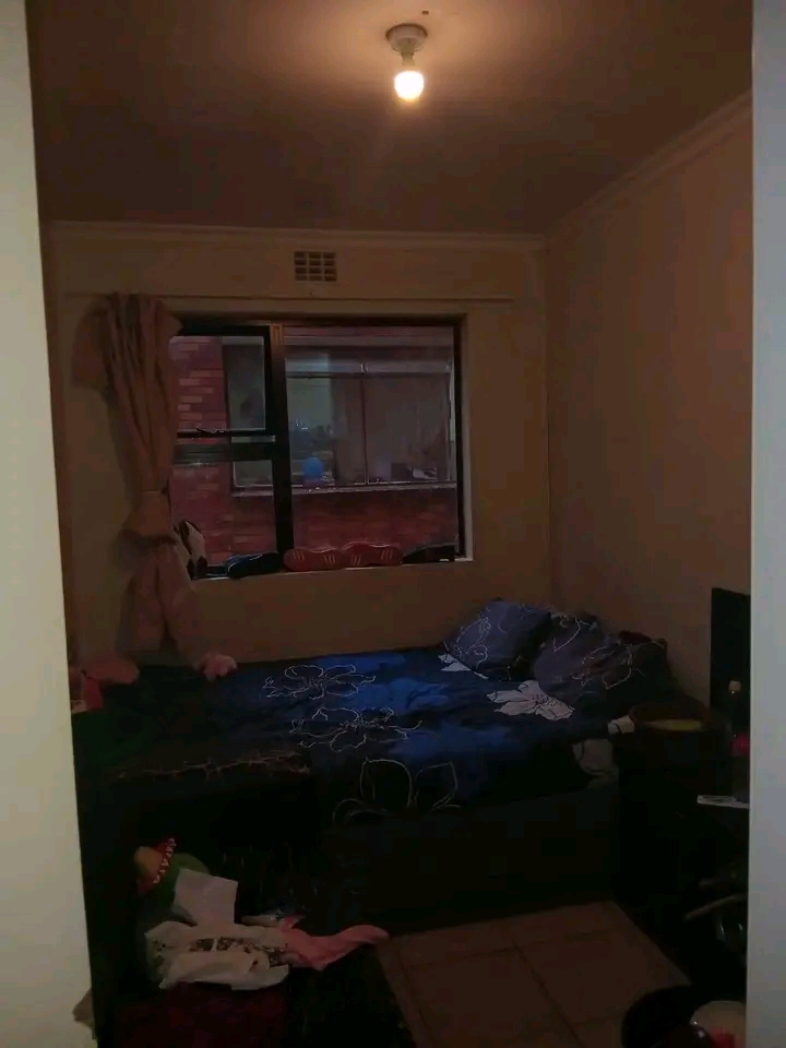 I bed flat available right now with fitted ki  in Hillbrow