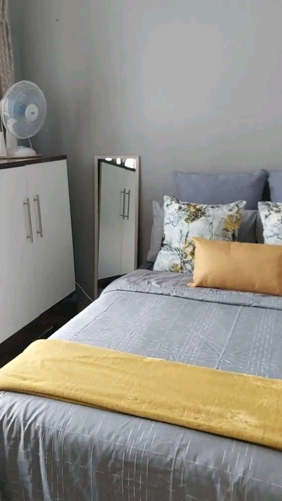 Bachelor to let. comes with cupboards, sink,   in Birch Acres