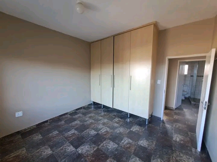 Neat and modern 2 bed ground unit in mondeor   in Mondeor