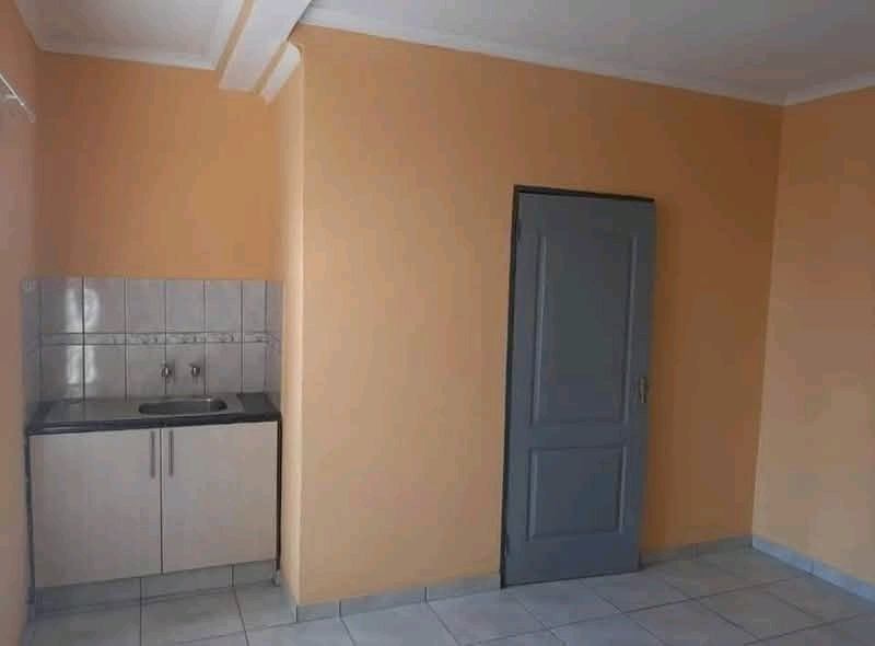 Neat open room accommodation in close   proxi  in Vosloorus