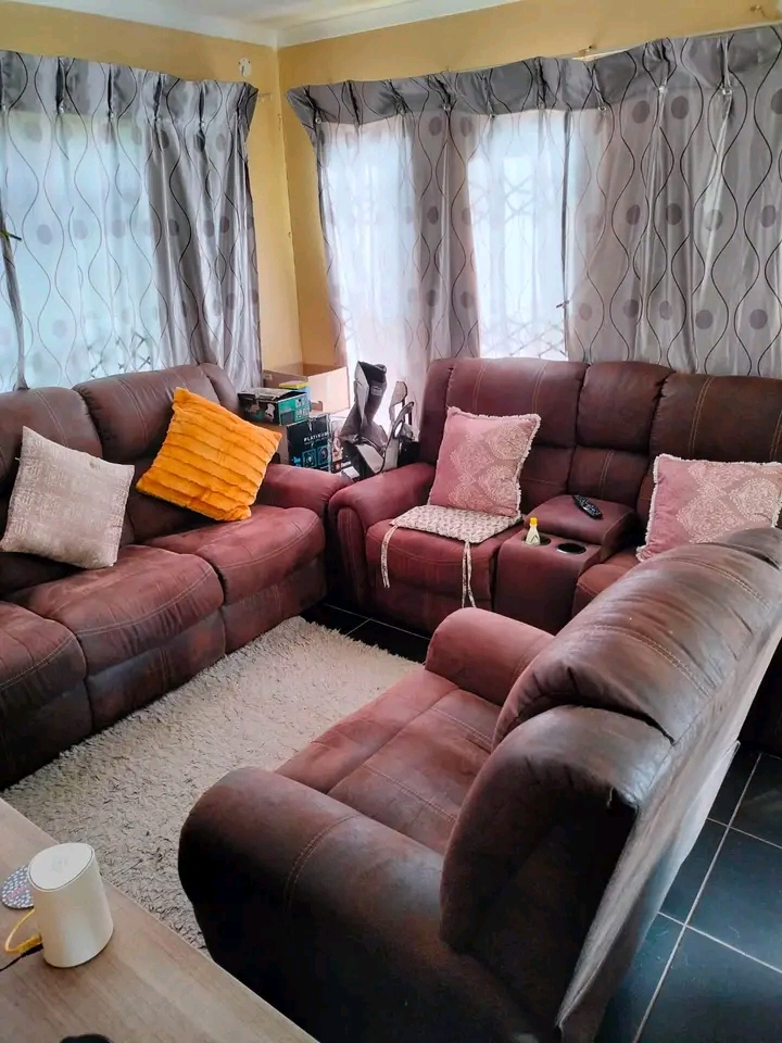 House available for rent
•2 bedroom 
•f  in Dawn Park