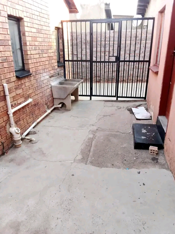 Garage available at dlamini2 rent r1500 no la  in Dlamini