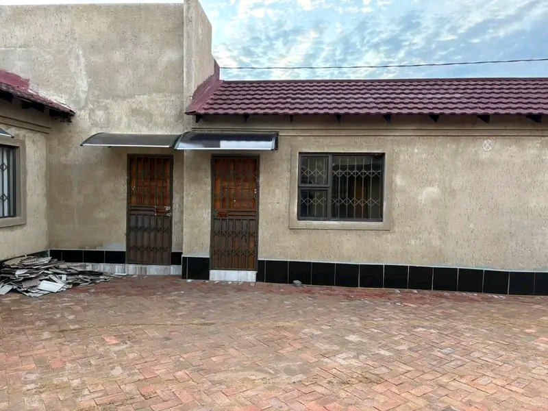 Hi family. 2x new bachelor rooms available at  in Tsakane