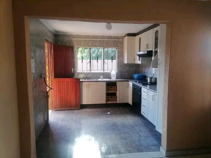 House available 
not far from spruitview lib  in Spruitview