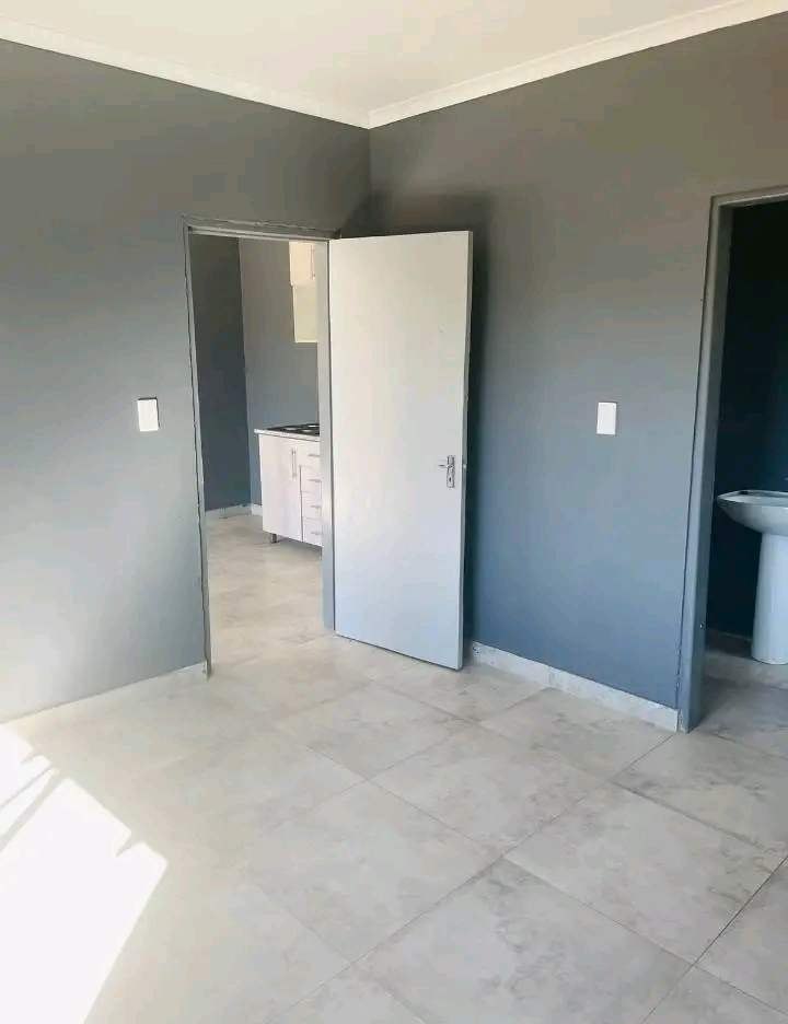 House 1 bedroom for rent 
venter street
r45  in Kempton Park