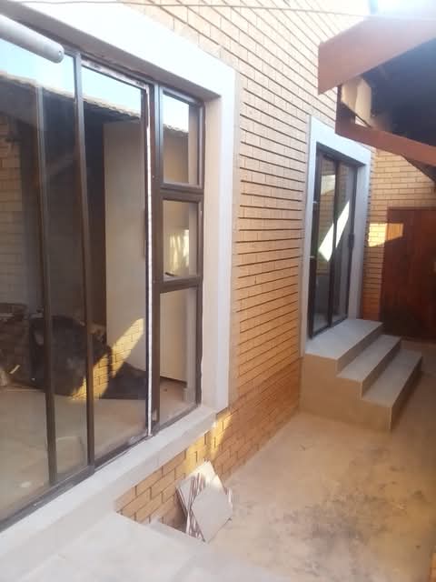 Bachelor to rent in c5, next to moretele park  in Mamelodi West