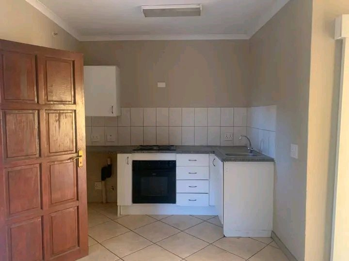 2 bedroom apartment to rent 
r5500 including  in Greenhills
