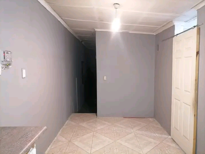 Flatlet to rent r3 500
big unit to rent with  in Brakpan