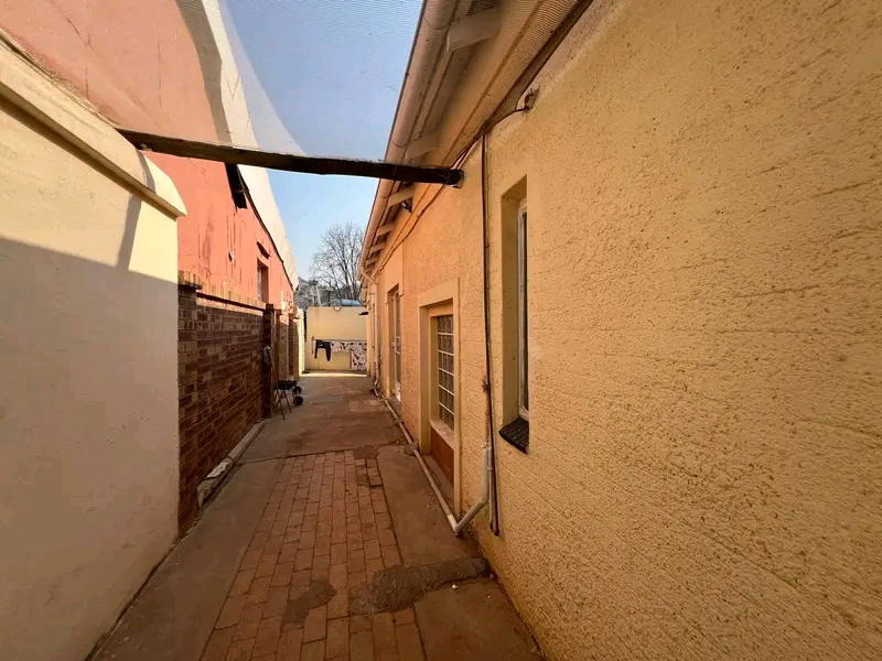 One room apartment available. the unit comes   in Bezetenhoud valley