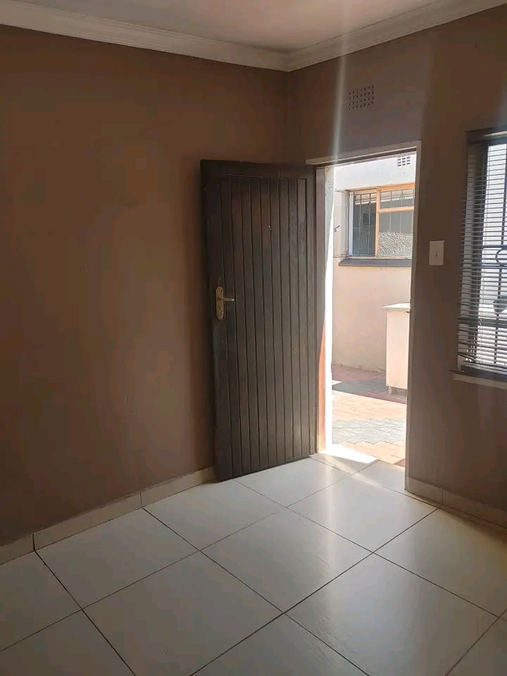 A beautiful spacious room with an outside sho  in Pimville