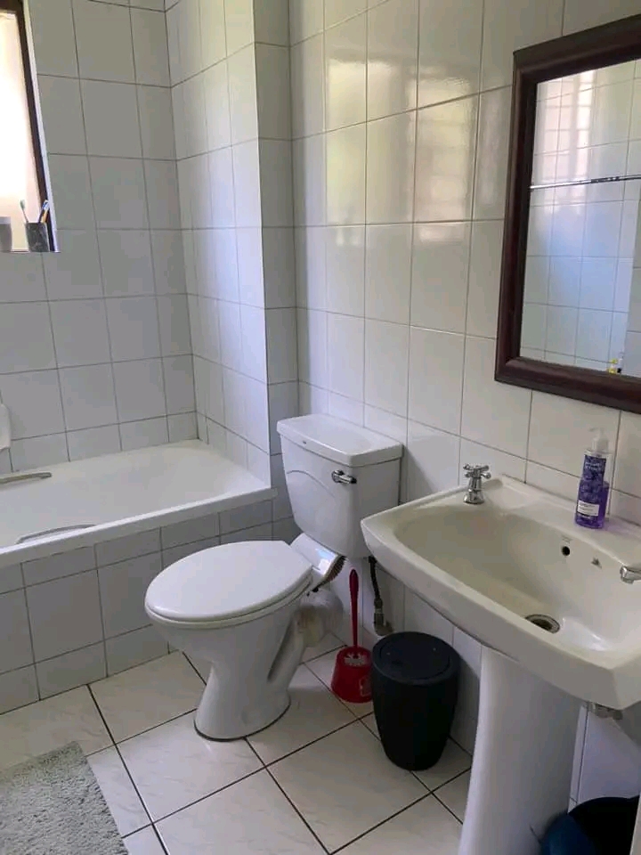 A room to rent in a 2 bedroom ground floor un  in Northriding