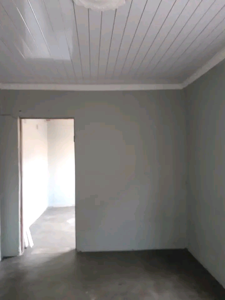 2 room available it s 1.8 for more informatio  in Ivory Park