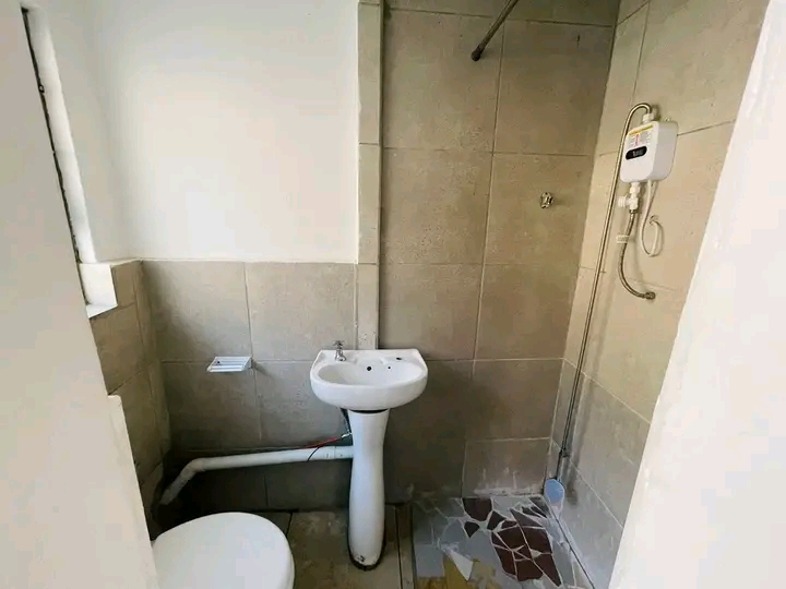 1 separate bedroom cottage with open plan kit  in Esther Park