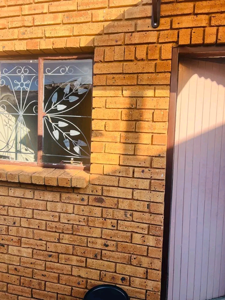 Room available at (zola 2)

rent : r800 per  in Zola