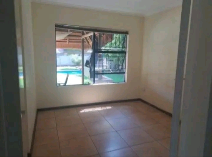 Spacious 4-bedroom home for rent – strubenv  in Roodepoort