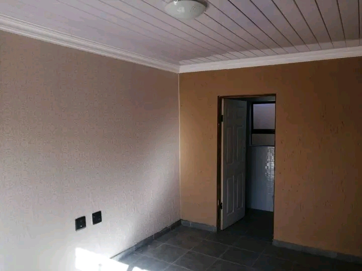 Ensuit room to rent in ext 11 
spacious room  in Protea Glen