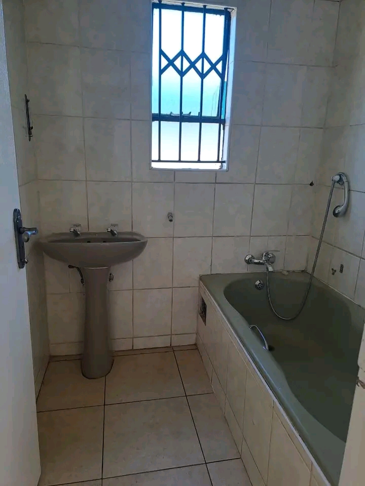 House available immediately to rent at paradi  in Vosloorus