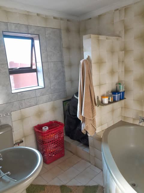 Spacious family home for rent
features:
- 3  in Vosloorus