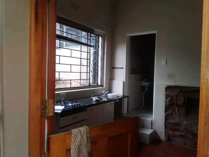 Big bachelor to let in onyx street jhb r4200  in Kensington