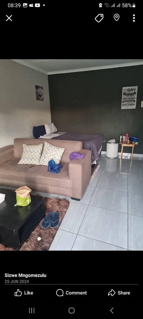 Specious bachelor 
rent r3300
deposit r3300  in Leondale