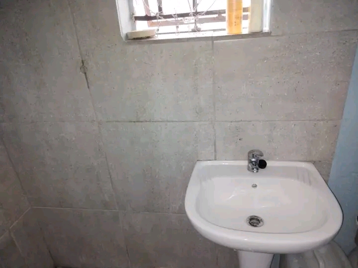 One bedroom cottage behind shoprite yarona
p  in Allandale