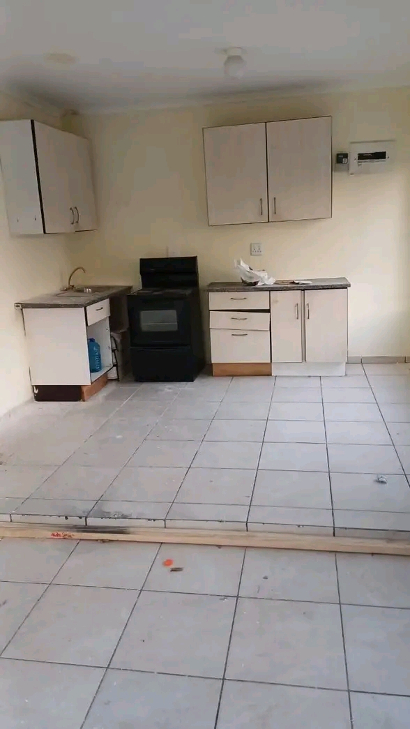 1 bedroom cottage kitchen with kitchen cupboa  in Birch Acres