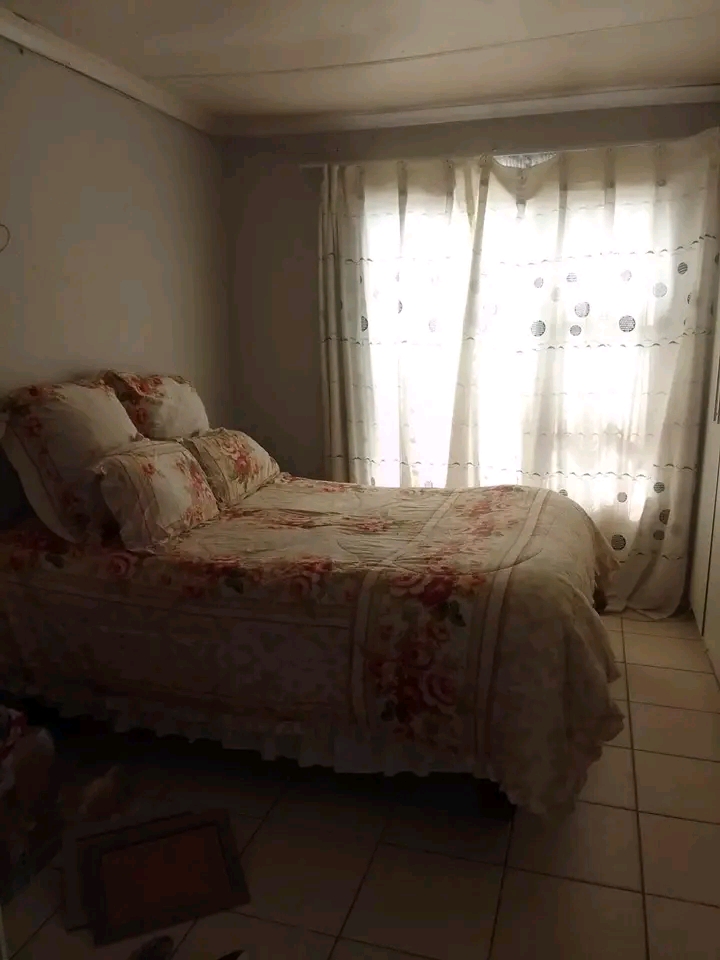 2 bedroom 2 bathroom (en-suite) bond house av  in Olievenhoutbosch