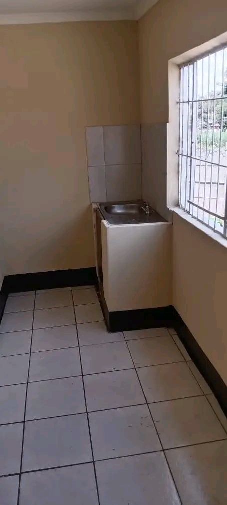 Self contained unit in la rochelle jhb south.  in La Rochelle