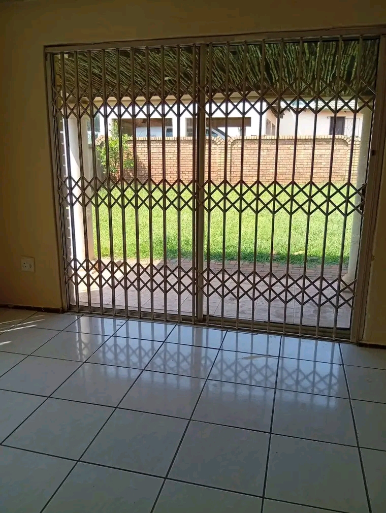3 bedrooms house with a fitted kitchenette, f  in Tembisa