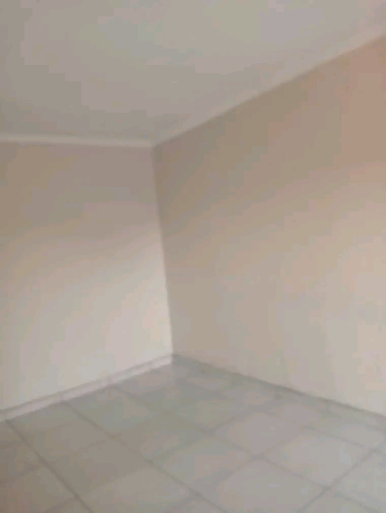 Room to rent ext 25
r1200 + deposit 
contac  in Vosloorus