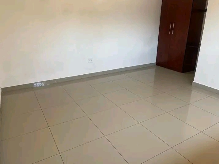 This gorgeous and clean bachelor is located i  in Kempton Park