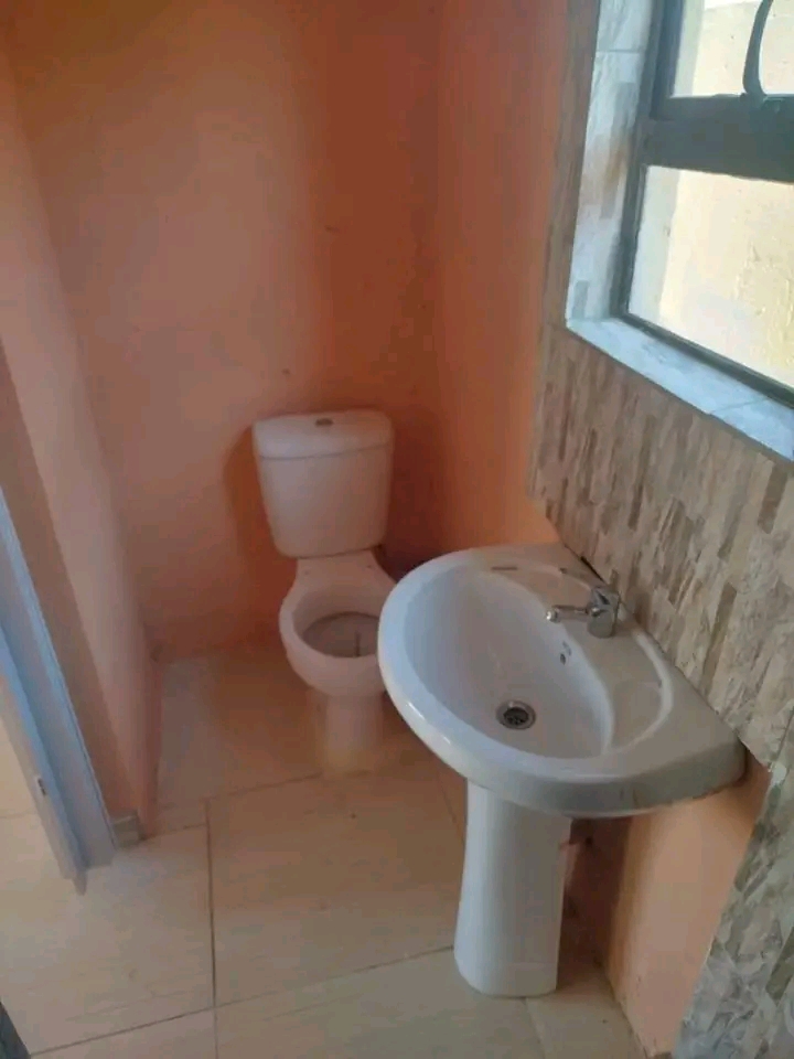 Ensuite for rent ext 16 phase 4
r1700 rent p  in Protea Glen