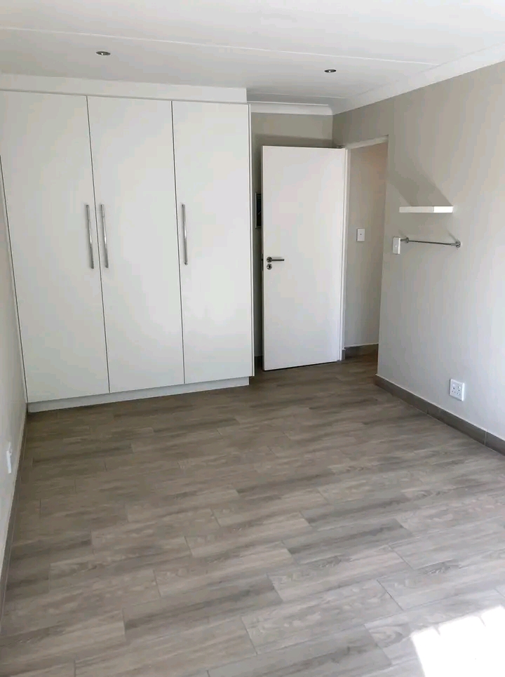 Room to rent in house-share, r4,350.00, for a  in Ferndale