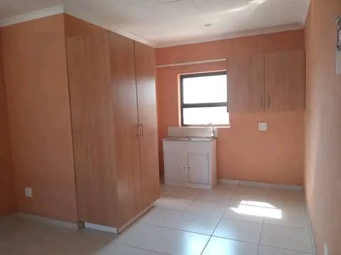 Bachelor available in ext 6 for r3000 rent.
  in Cosmo City